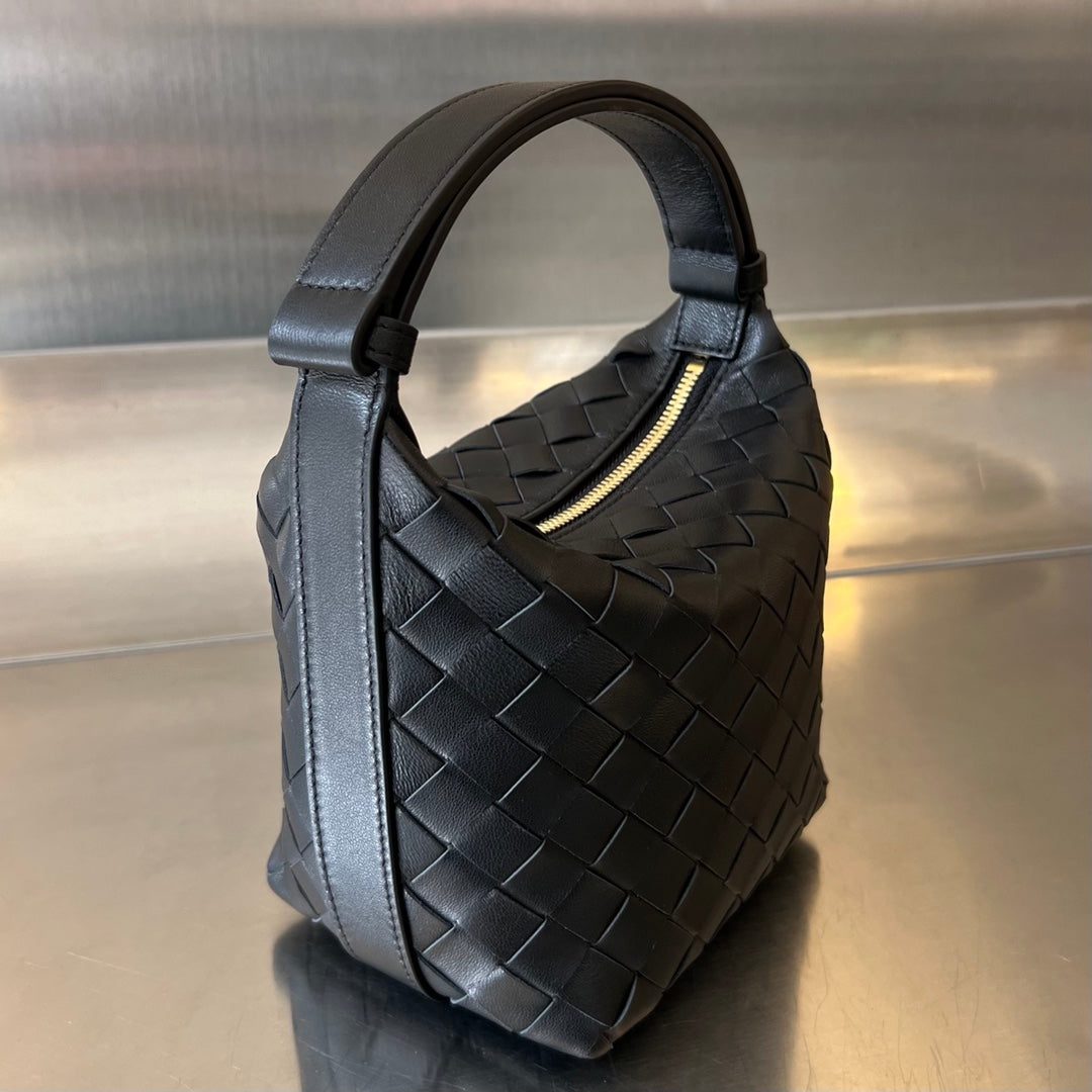BOTTEGA VENETA CANDY WALLACE 17 IN BLACK CALFSKIN