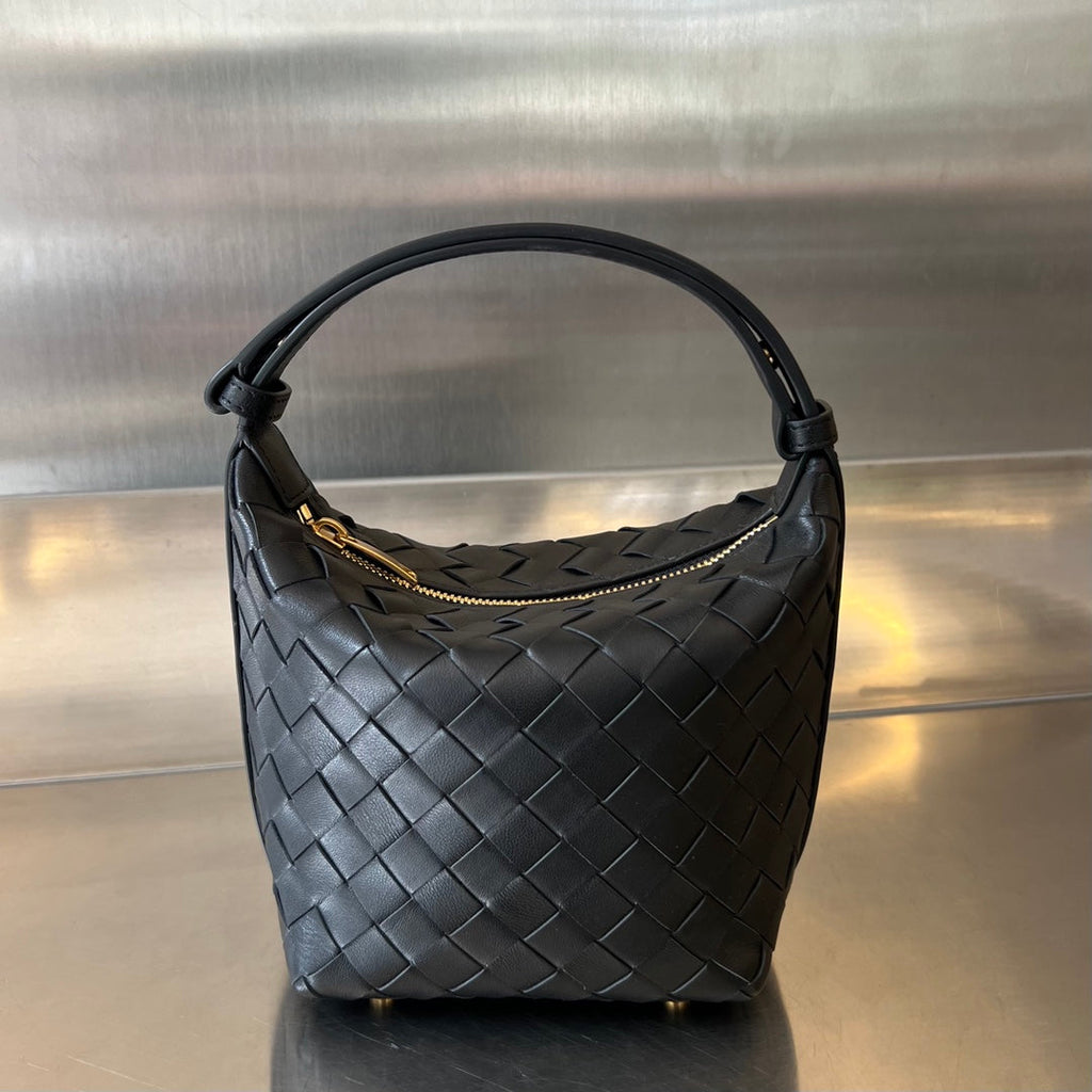 BOTTEGA VENETA CANDY WALLACE 17 IN BLACK CALFSKIN