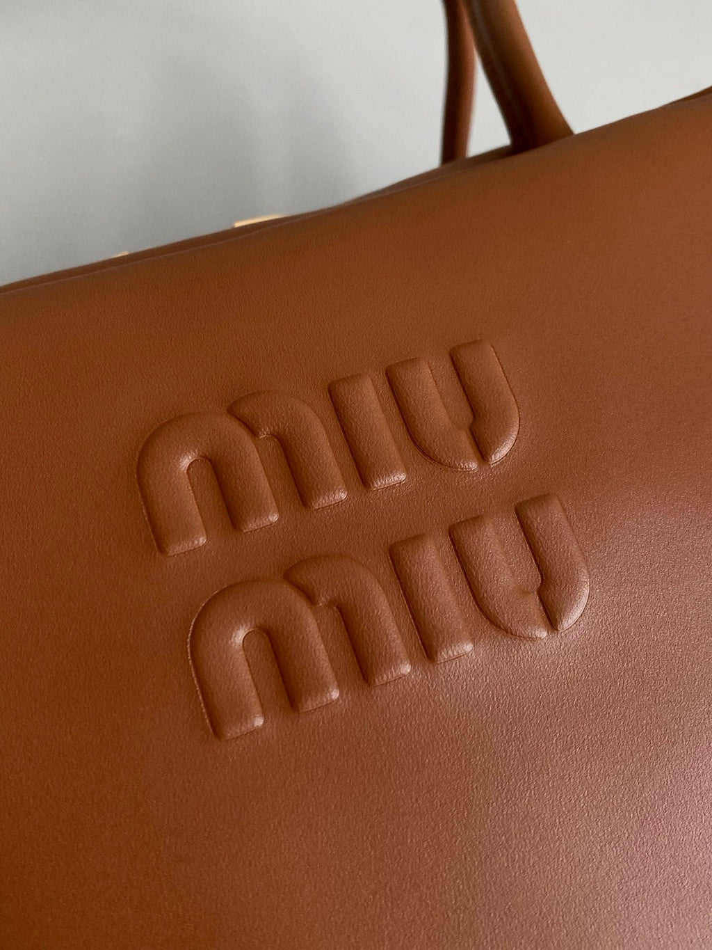 MIU MIU BEAU BAG 34 IN CARAMEL BROWN LEATHER