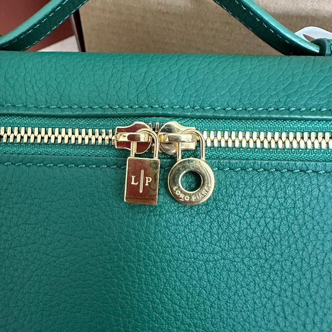 LORO PIANA EXTRA POCKET L19 IN GREEN FOREST GRAINED CALFSKIN WITH GOLD HARDWARE
