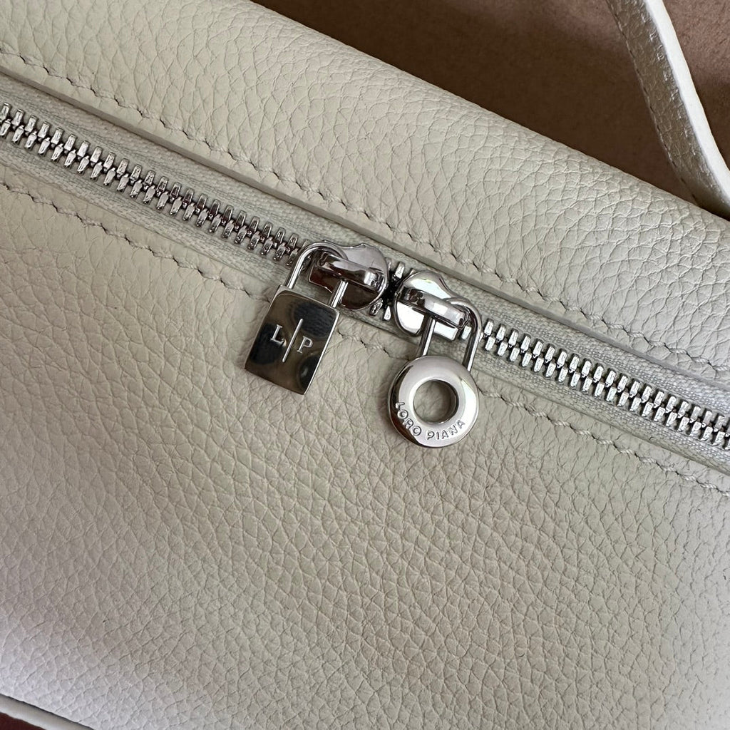 LORO PIANA EXTRA POCKET L19 IN WHITE GRAINED CALFSKIN WITH SILVER HARDWARE