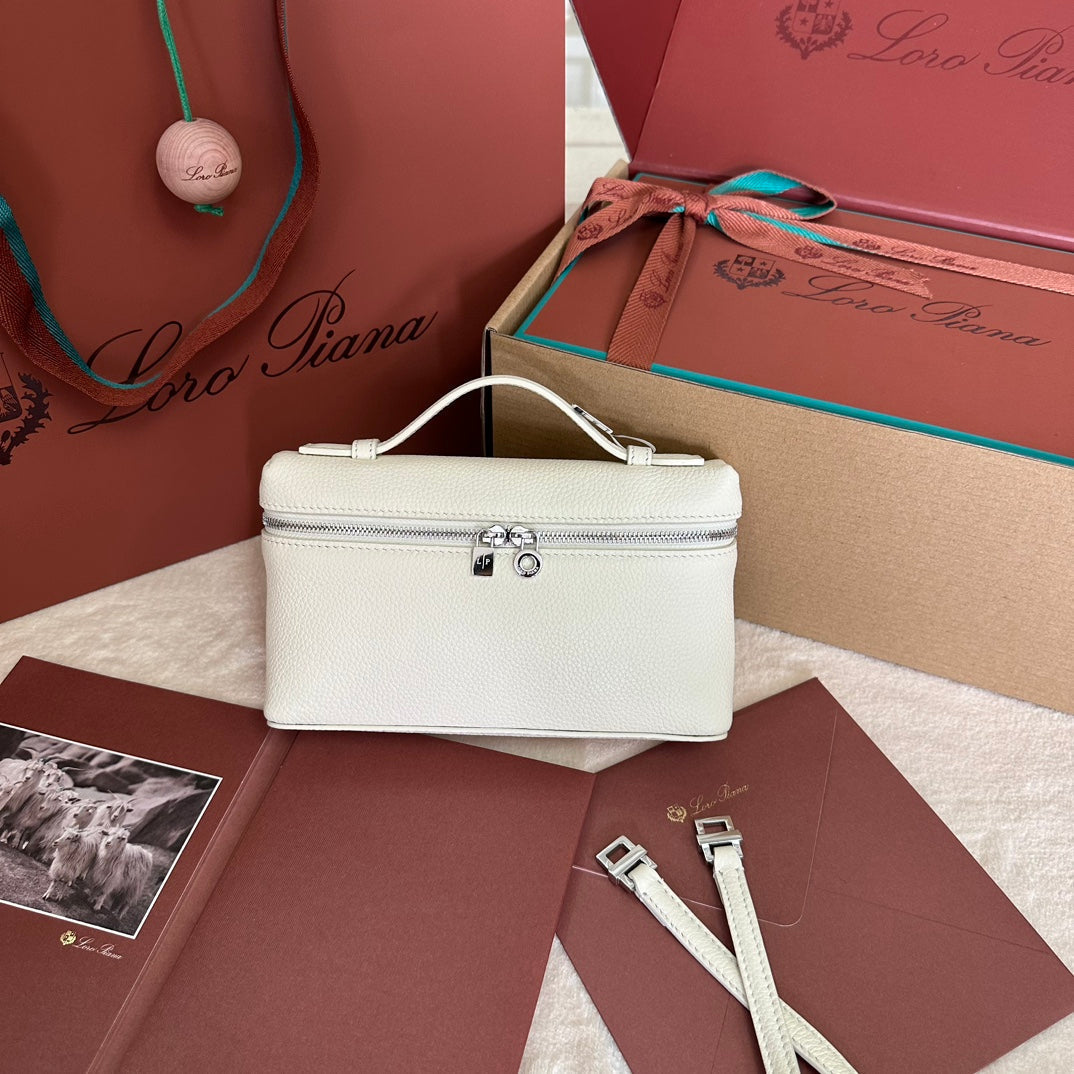 LORO PIANA EXTRA POCKET L19 IN WHITE GRAINED CALFSKIN WITH SILVER HARDWARE