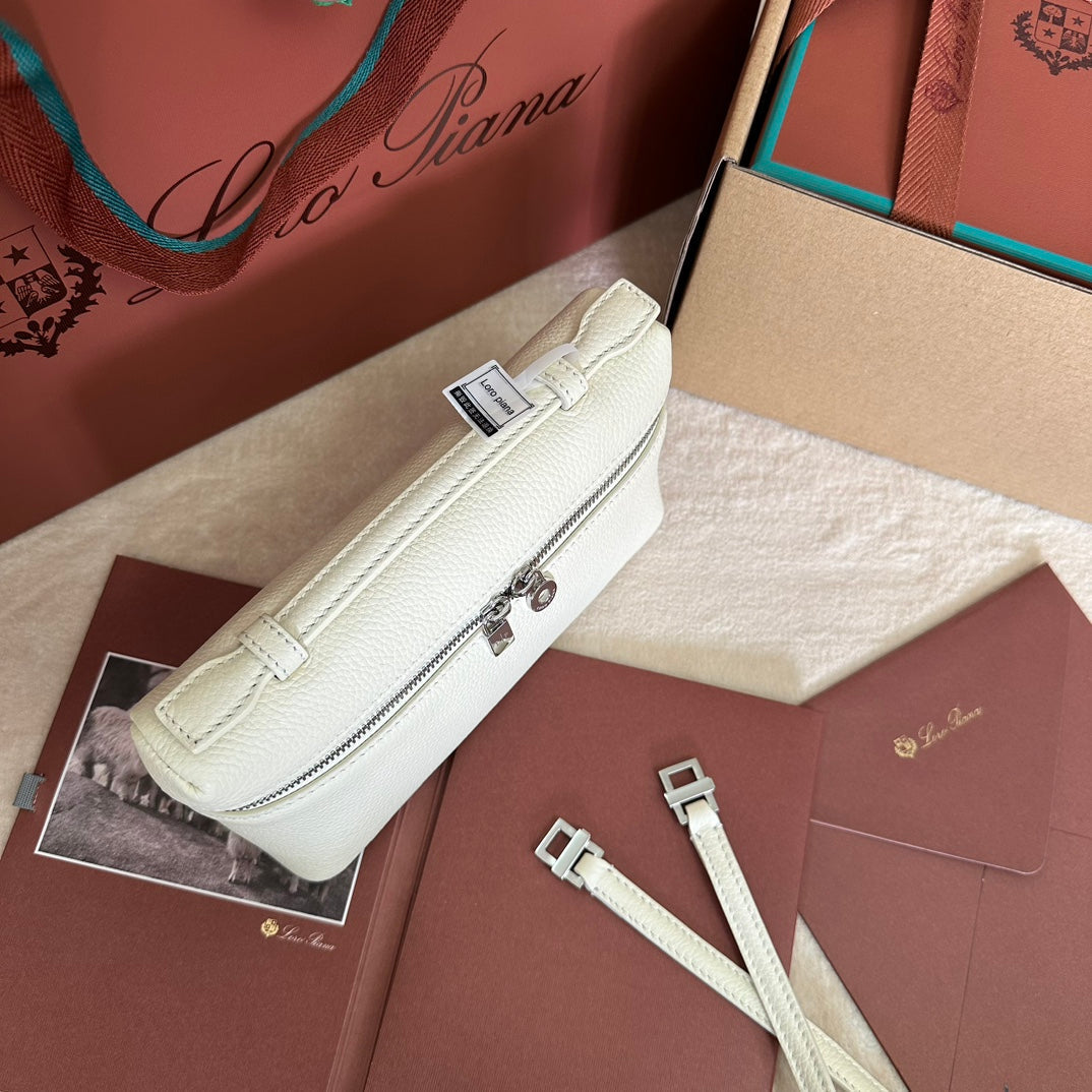 LORO PIANA EXTRA POCKET L19 IN WHITE GRAINED CALFSKIN WITH SILVER HARDWARE
