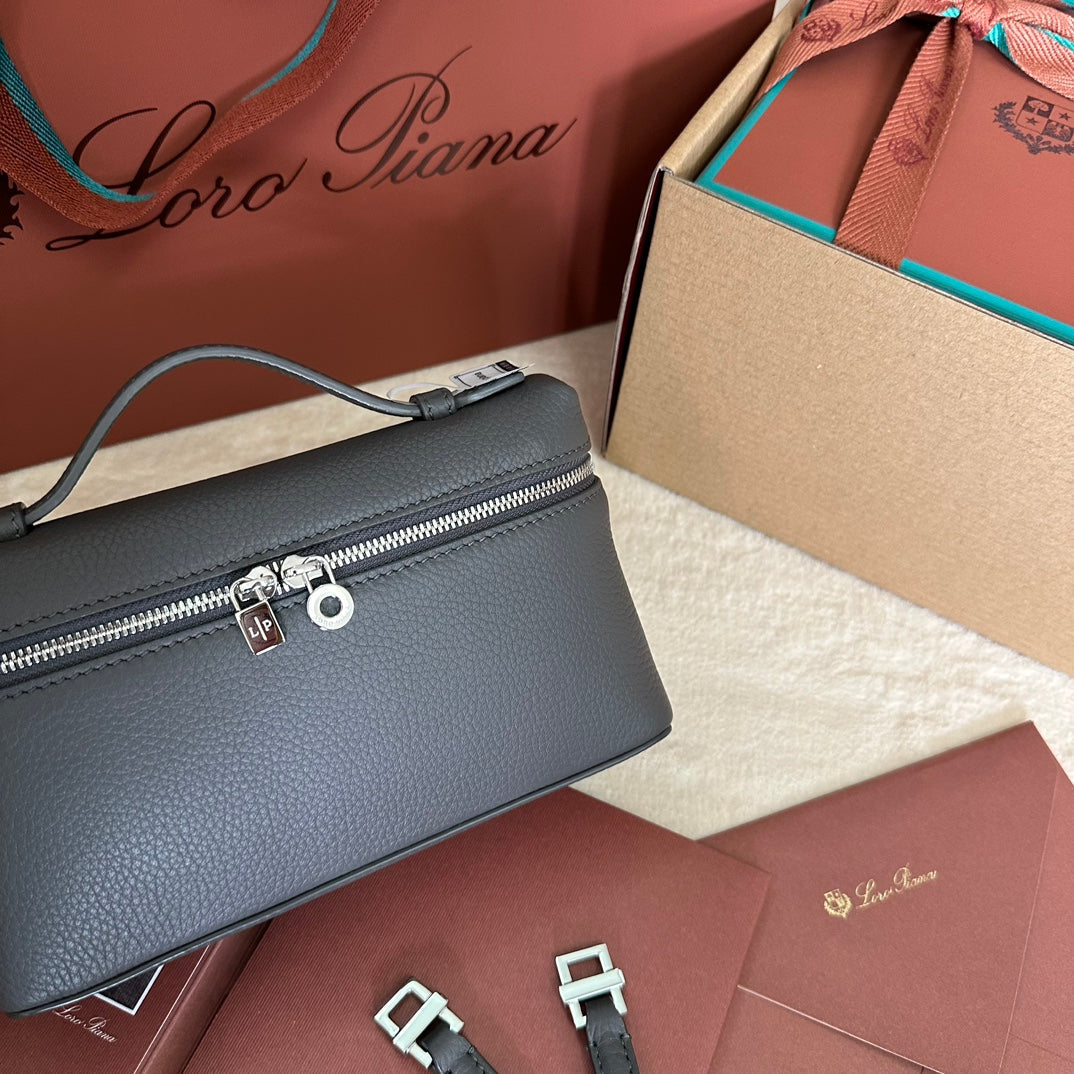 LORO PIANA EXTRA POCKET L19 IN BLACK GRAINED CALFSKIN WITH SILVER HARDWARE