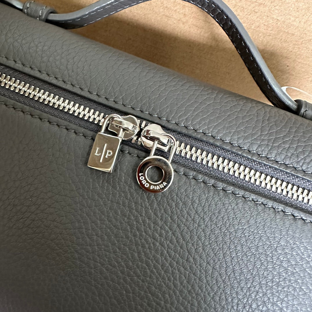 LORO PIANA EXTRA POCKET L19 IN BLACK GRAINED CALFSKIN WITH SILVER HARDWARE