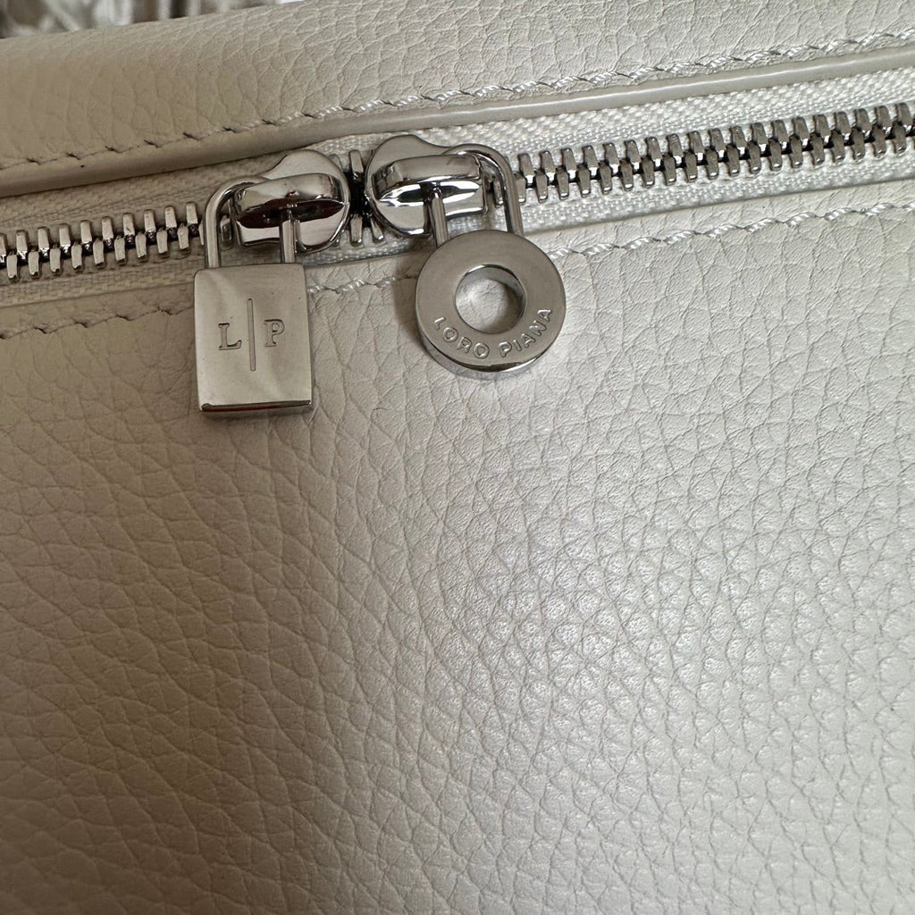 LORO PIANA EXTRA POCKET L19 IN WHITE GRAINED CALFSKIN WITH SILVER HARDWARE
