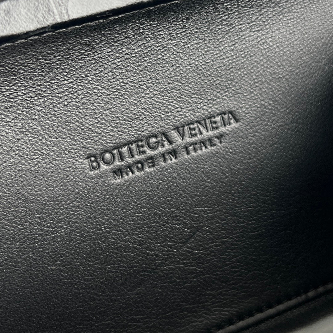 BOTTEGA VENETA KNOT 19 IN BLACK CROCODILE PATTERN CALFSKIN