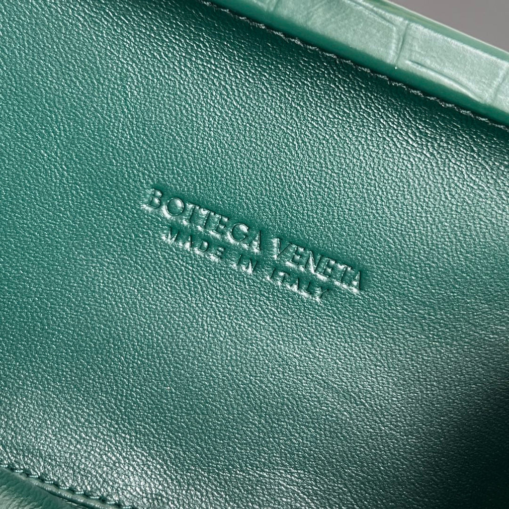 BOTTEGA VENETA KNOT 19 IN EDEN GREEN CROCODILE PATTERN CALFSKIN
