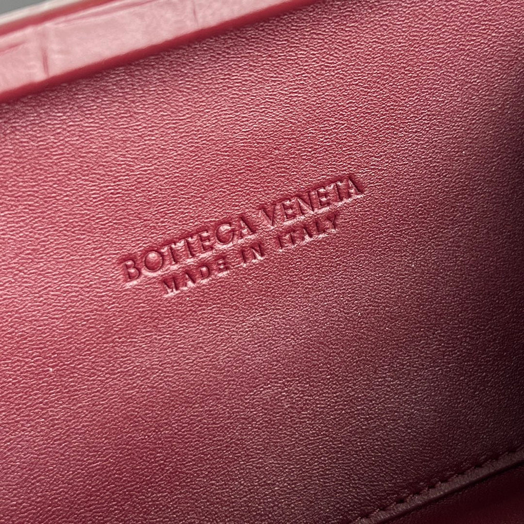BOTTEGA VENETA KNOT 19 IN BURGUNDY RED CROCODILE PATTERN CALFSKIN