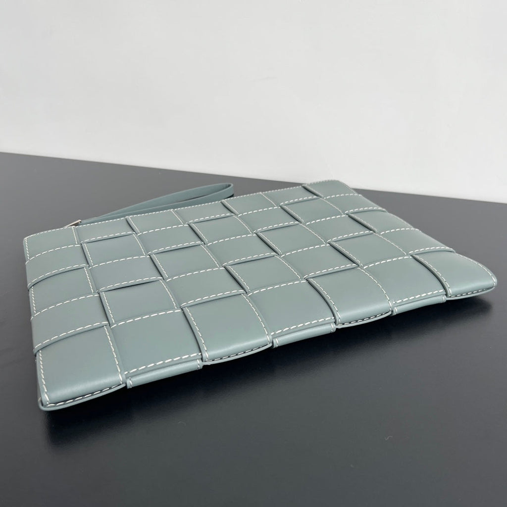 BOTTEGA VENETA LARGE CASSETTE POUCH 35 IN GUNSMOKE CALFSKIN