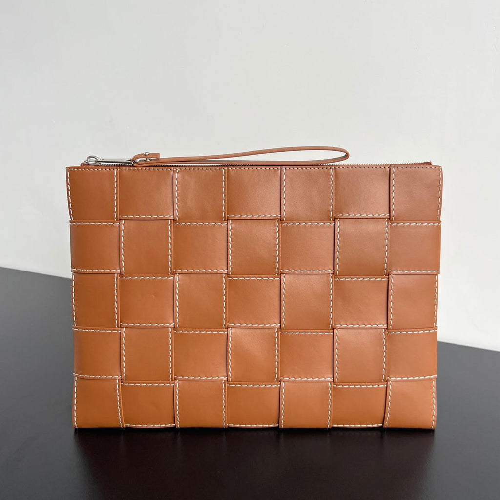 BOTTEGA VENETA LARGE CASSETTE POUCH 35 IN BURNT SIENNA CALFSKIN