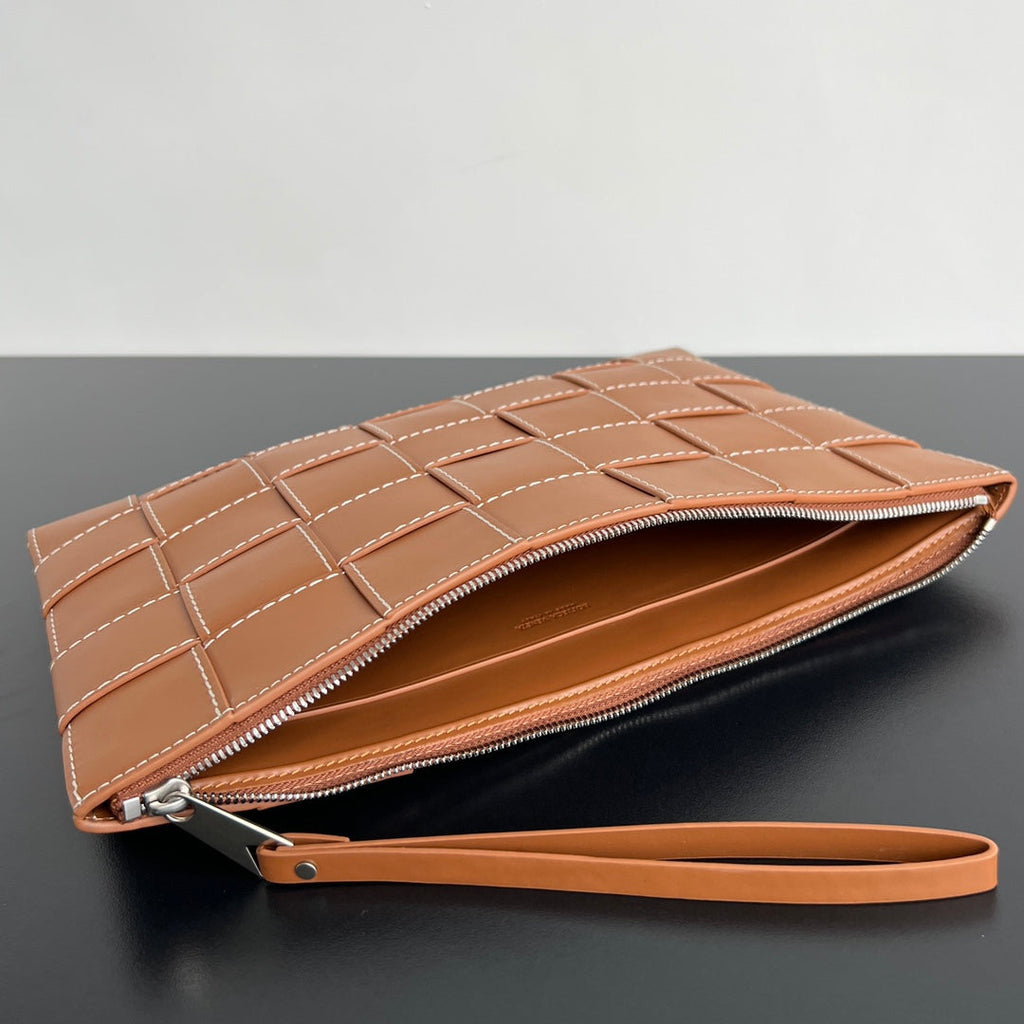 BOTTEGA VENETA LARGE CASSETTE POUCH 35 IN BURNT SIENNA CALFSKIN