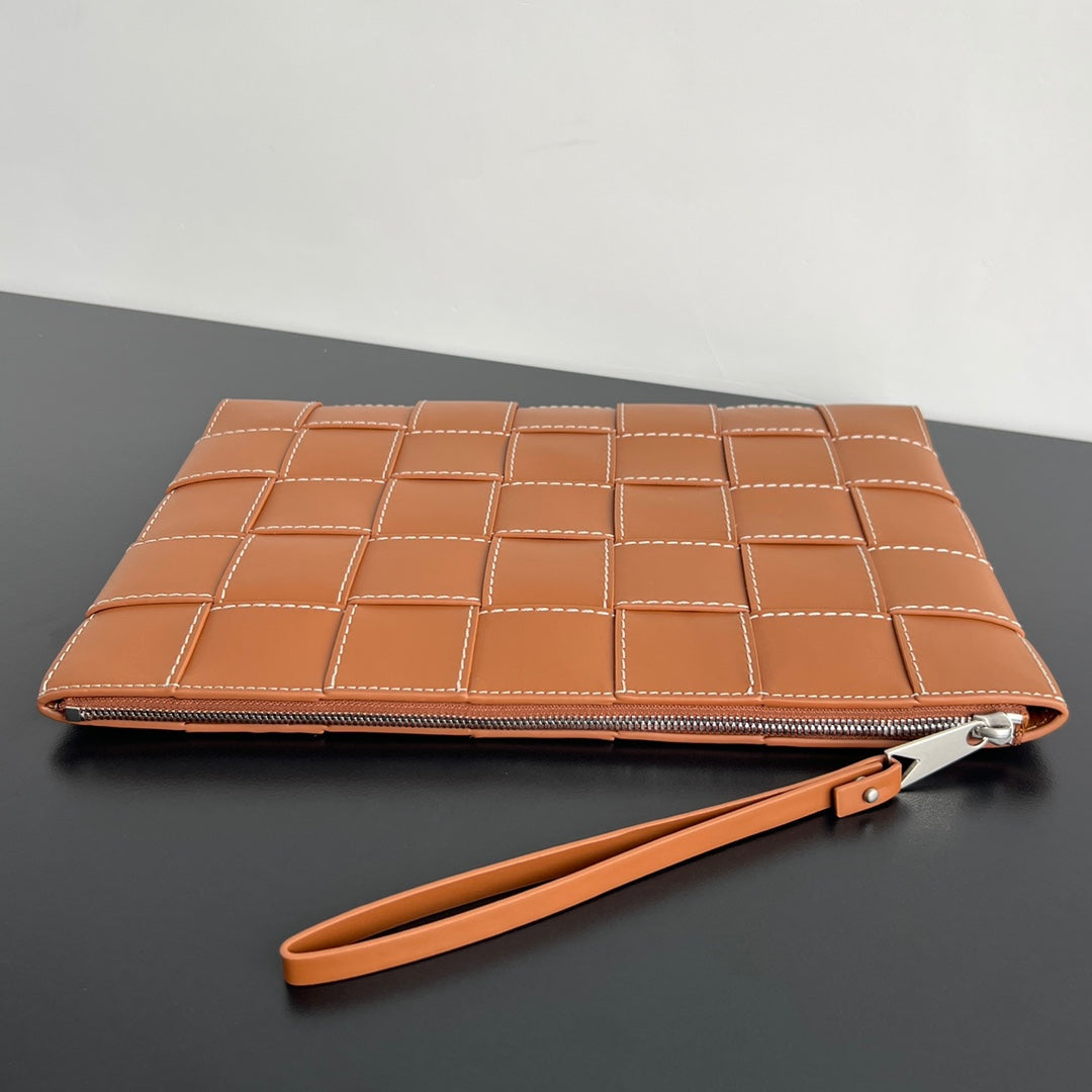 BOTTEGA VENETA LARGE CASSETTE POUCH 35 IN BURNT SIENNA CALFSKIN