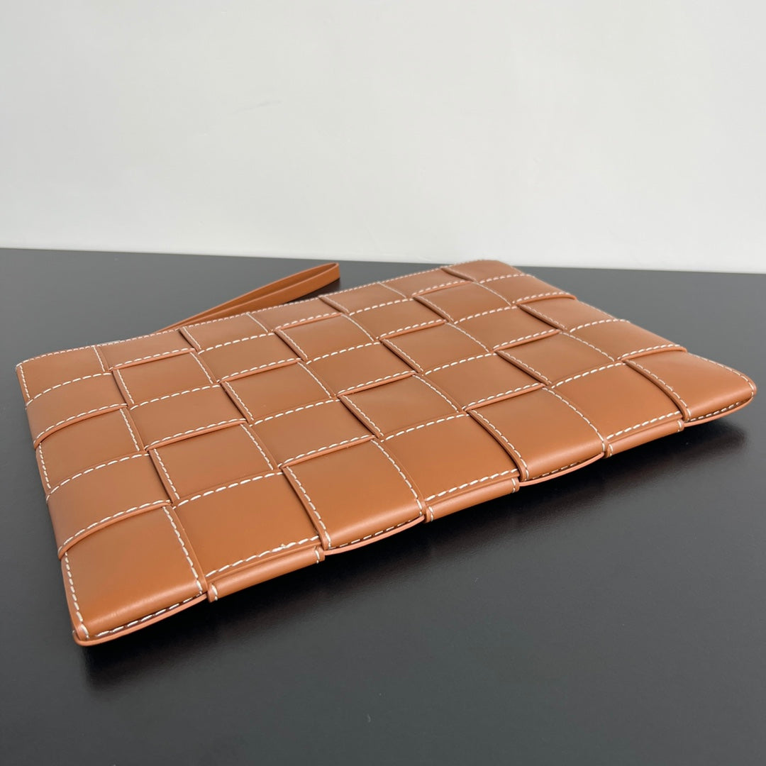 BOTTEGA VENETA LARGE CASSETTE POUCH 35 IN BURNT SIENNA CALFSKIN