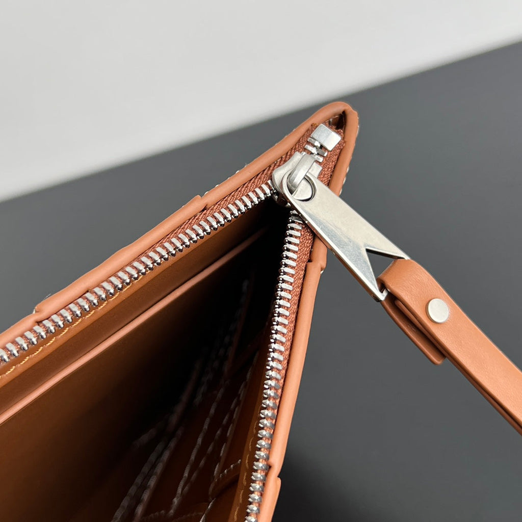 BOTTEGA VENETA LARGE CASSETTE POUCH 35 IN BURNT SIENNA CALFSKIN