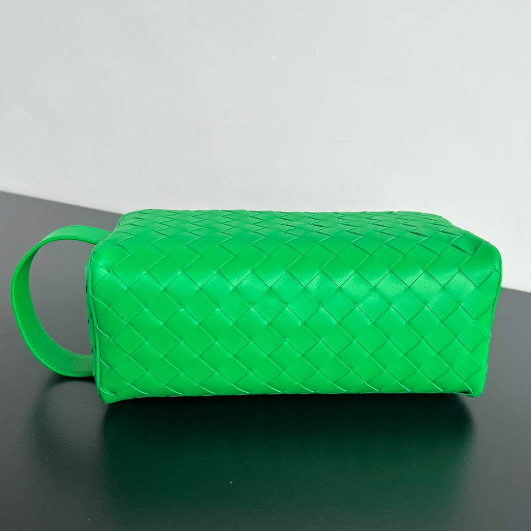 BOTTEGA VENETA INTRECCIATO CLUTCH 26 IN MALACHITE GREEN CALFSKIN