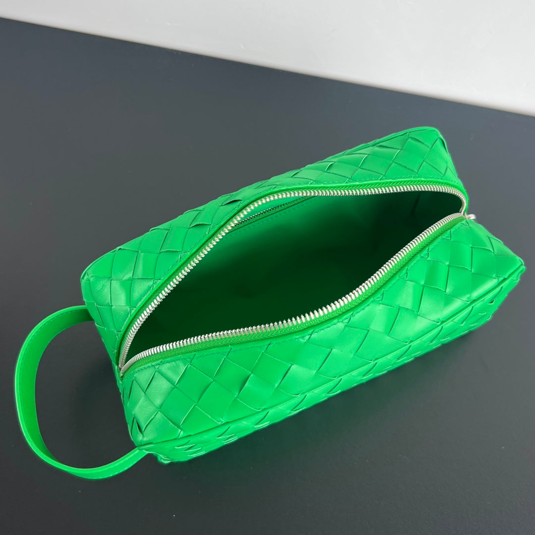 BOTTEGA VENETA INTRECCIATO CLUTCH 26 IN MALACHITE GREEN CALFSKIN