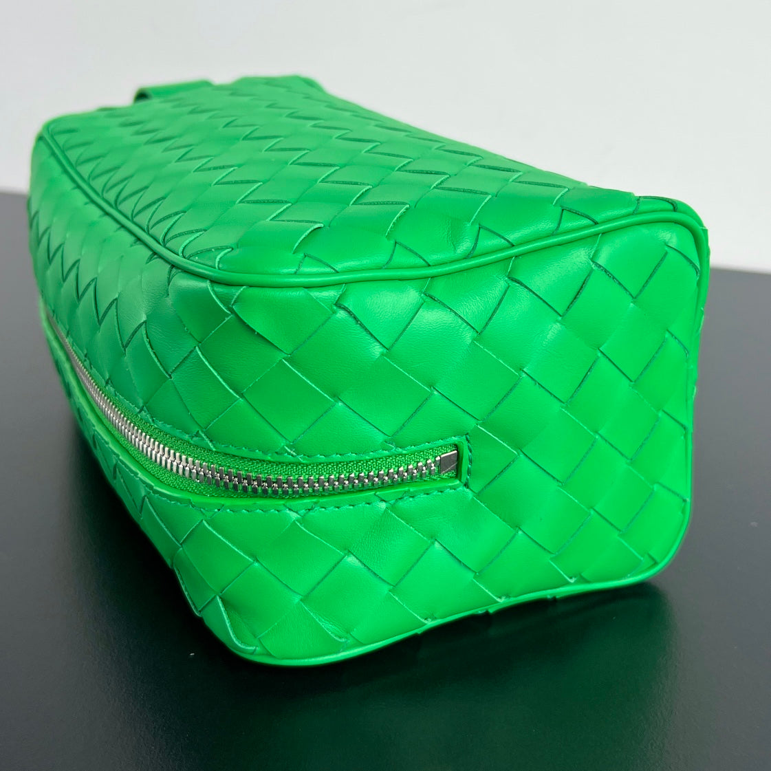 BOTTEGA VENETA INTRECCIATO CLUTCH 26 IN MALACHITE GREEN CALFSKIN