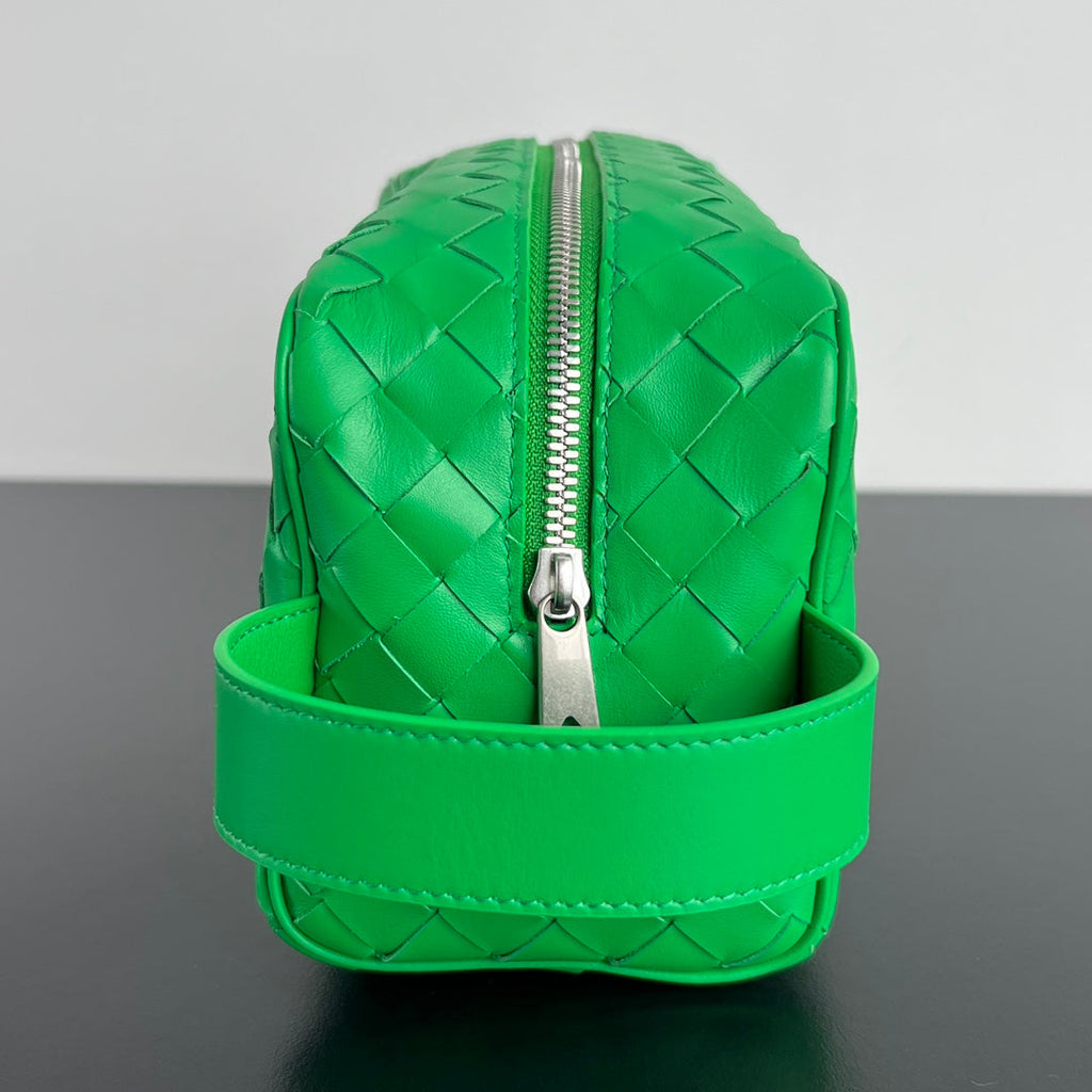 BOTTEGA VENETA INTRECCIATO CLUTCH 26 IN MALACHITE GREEN CALFSKIN