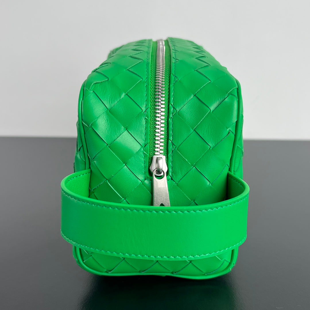 BOTTEGA VENETA INTRECCIATO CLUTCH 26 IN MALACHITE GREEN CALFSKIN