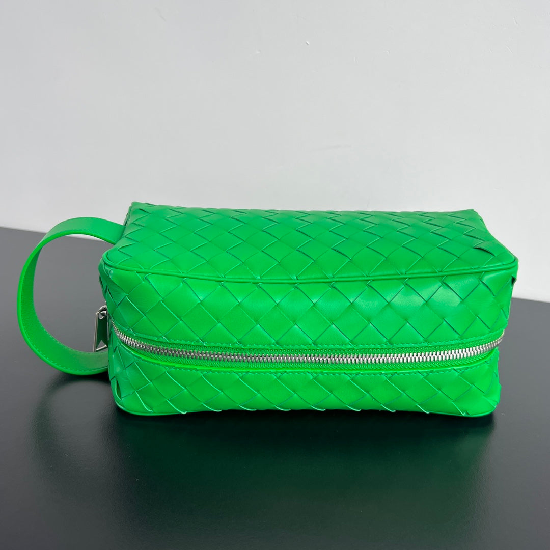 BOTTEGA VENETA INTRECCIATO CLUTCH 26 IN MALACHITE GREEN CALFSKIN
