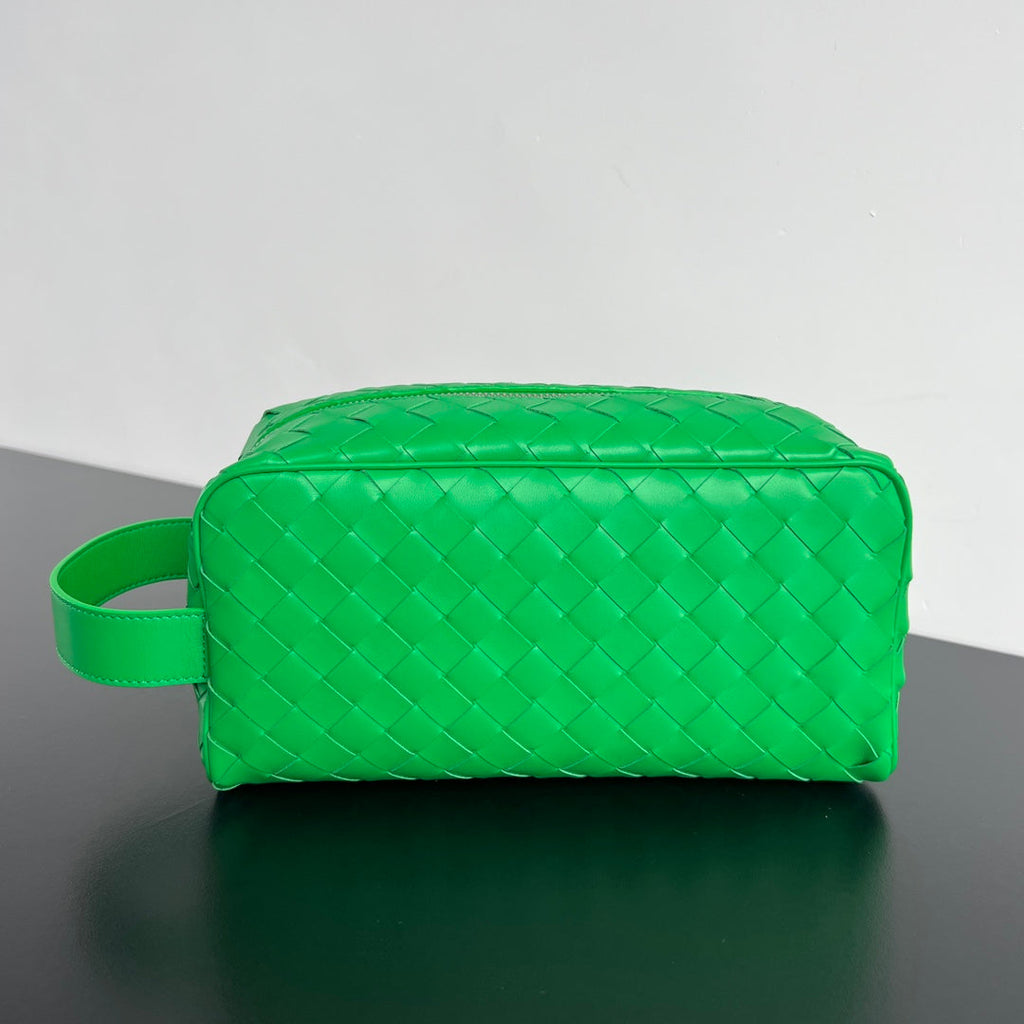 BOTTEGA VENETA INTRECCIATO CLUTCH 26 IN MALACHITE GREEN CALFSKIN