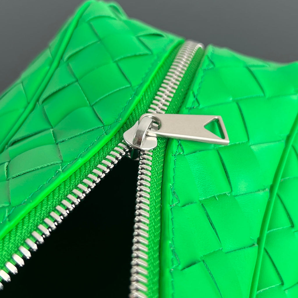 BOTTEGA VENETA INTRECCIATO CLUTCH 26 IN MALACHITE GREEN CALFSKIN