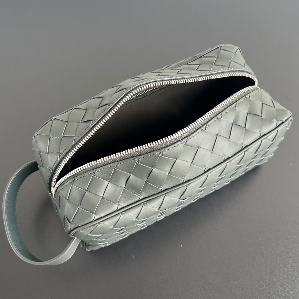 BOTTEGA VENETA INTRECCIATO CLUTCH 26 IN CORDUROY GRAY CALFSKIN