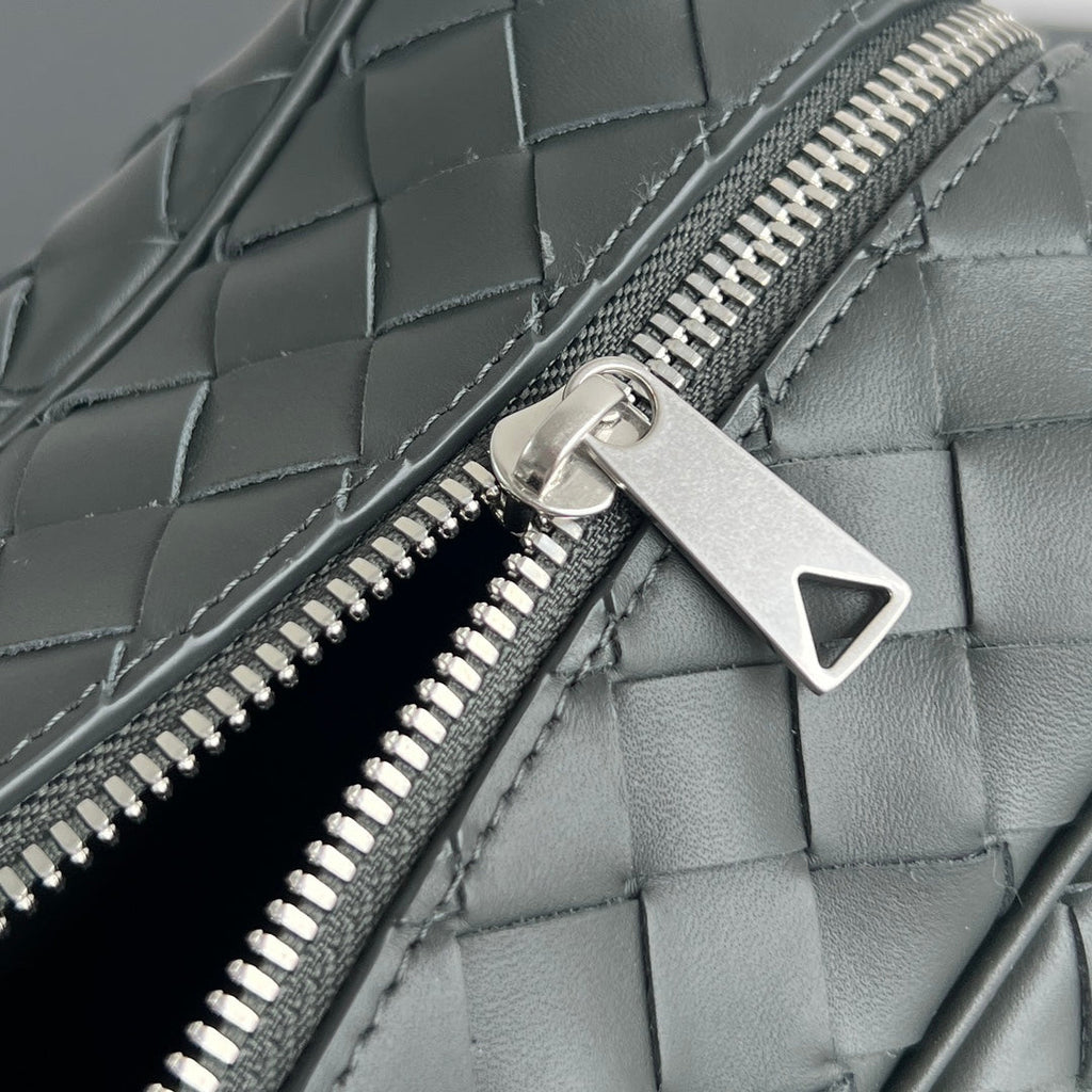 BOTTEGA VENETA INTRECCIATO CLUTCH 26 IN CORDUROY GRAY CALFSKIN