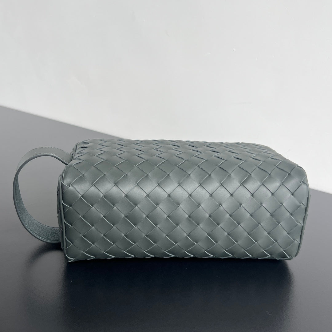 BOTTEGA VENETA INTRECCIATO CLUTCH 26 IN CORDUROY GRAY CALFSKIN