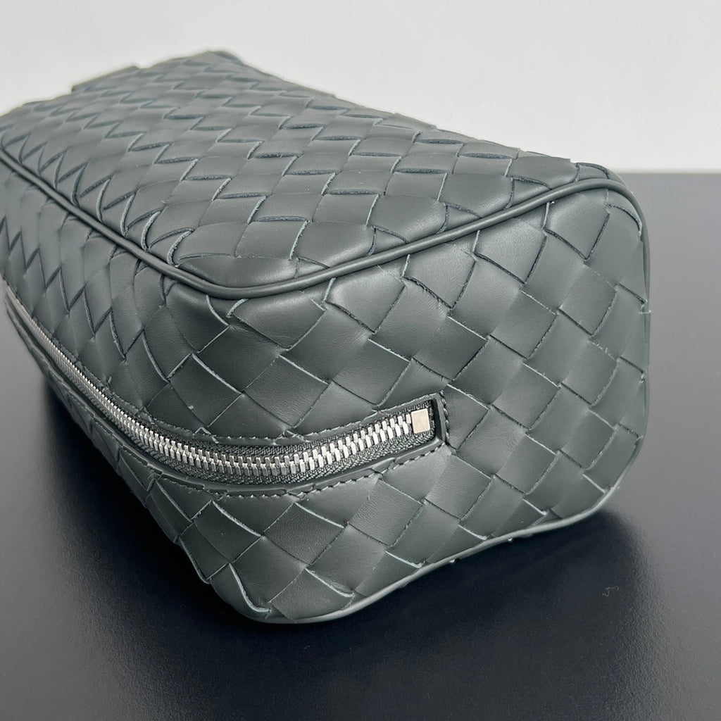 BOTTEGA VENETA INTRECCIATO CLUTCH 26 IN CORDUROY GRAY CALFSKIN