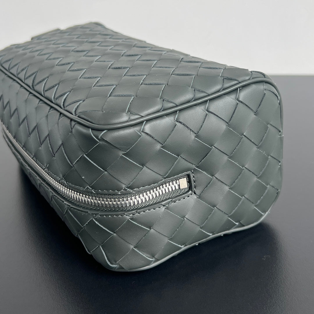 BOTTEGA VENETA INTRECCIATO CLUTCH 26 IN CORDUROY GRAY CALFSKIN