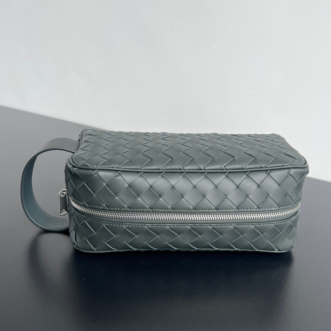 BOTTEGA VENETA INTRECCIATO CLUTCH 26 IN CORDUROY GRAY CALFSKIN
