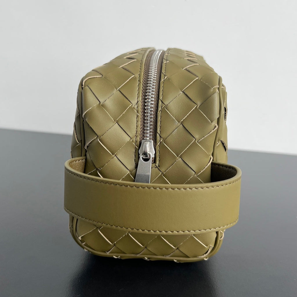 BOTTEGA VENETA INTRECCIATO CLUTCH 26 IN BARLEY CORN CALFSKIN