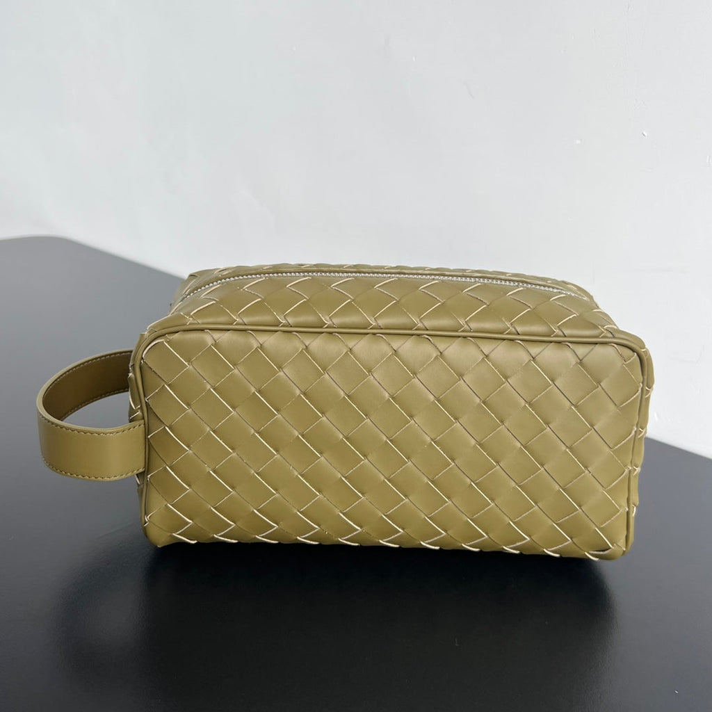 BOTTEGA VENETA INTRECCIATO CLUTCH 26 IN BARLEY CORN CALFSKIN