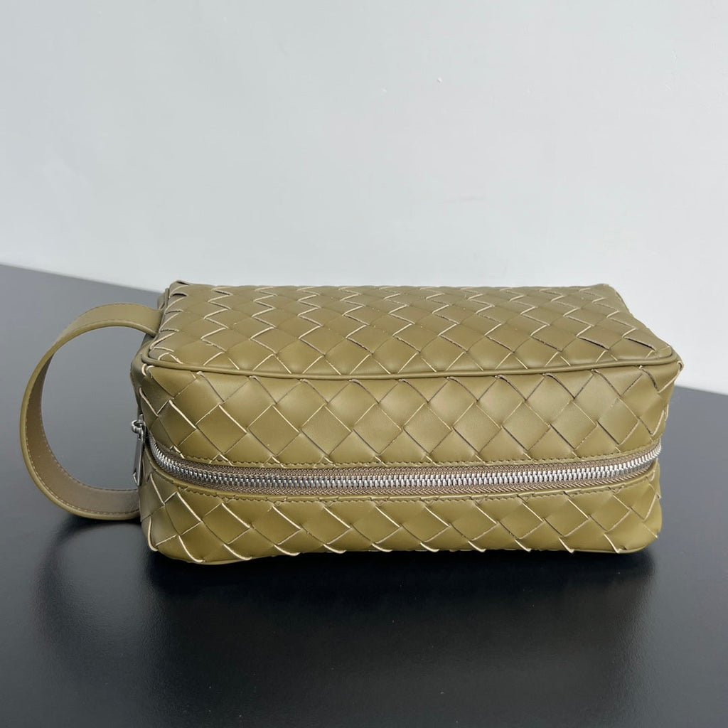 BOTTEGA VENETA INTRECCIATO CLUTCH 26 IN BARLEY CORN CALFSKIN