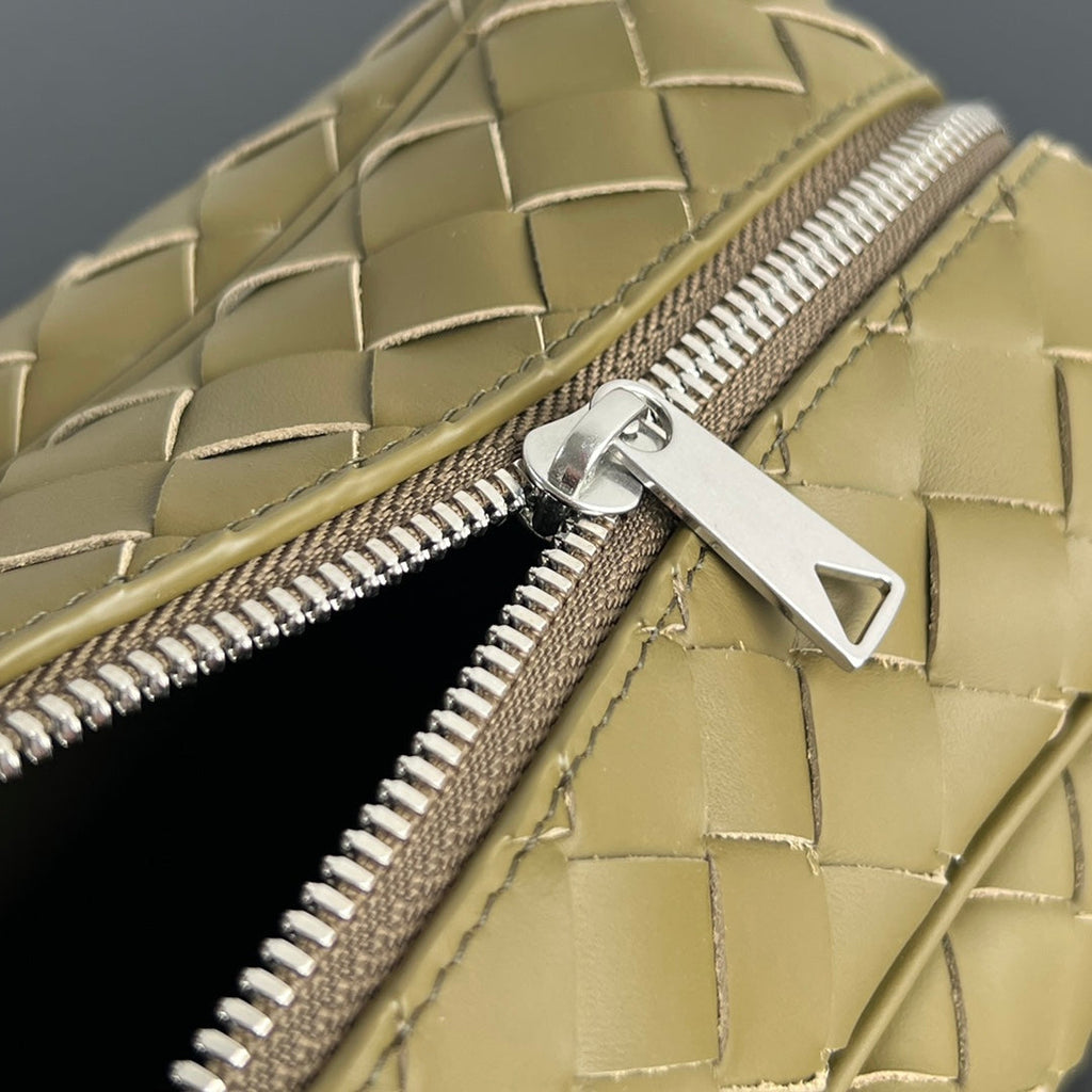 BOTTEGA VENETA INTRECCIATO CLUTCH 26 IN BARLEY CORN CALFSKIN