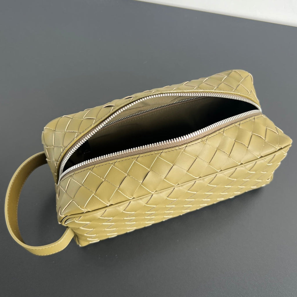 BOTTEGA VENETA INTRECCIATO CLUTCH 26 IN BARLEY CORN CALFSKIN