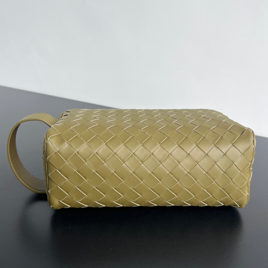 BOTTEGA VENETA INTRECCIATO CLUTCH 26 IN BARLEY CORN CALFSKIN