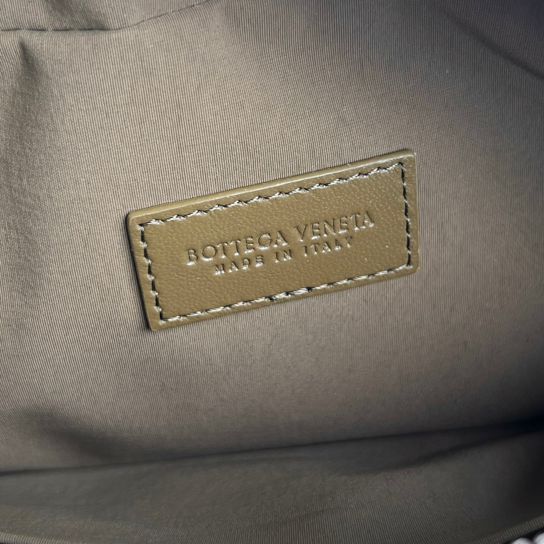 BOTTEGA VENETA INTRECCIATO CLUTCH 26 IN BARLEY CORN CALFSKIN