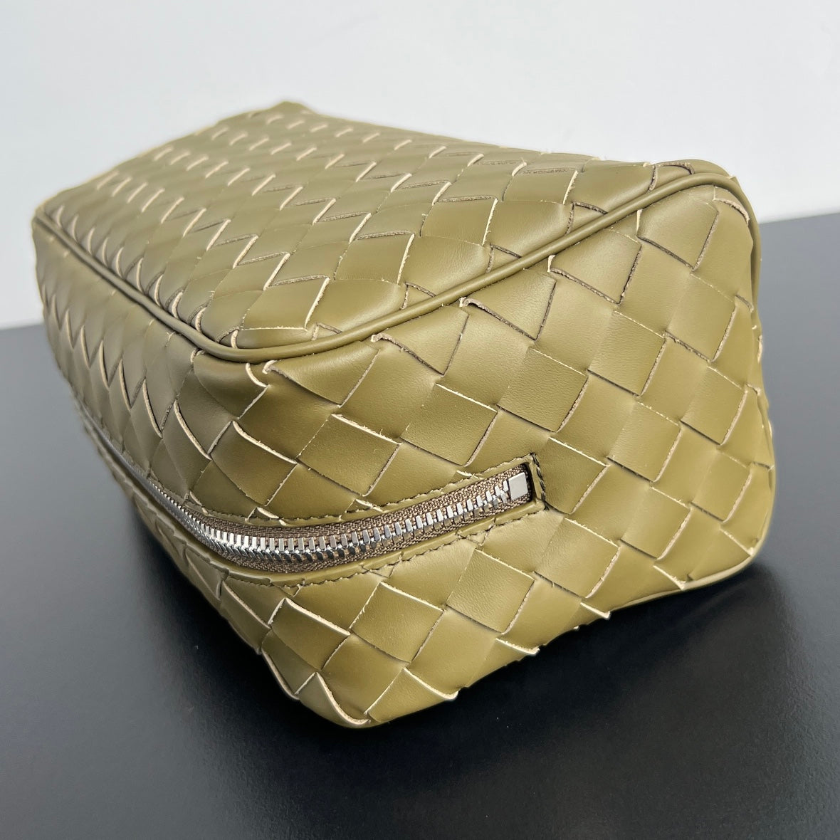 BOTTEGA VENETA INTRECCIATO CLUTCH 26 IN BARLEY CORN CALFSKIN