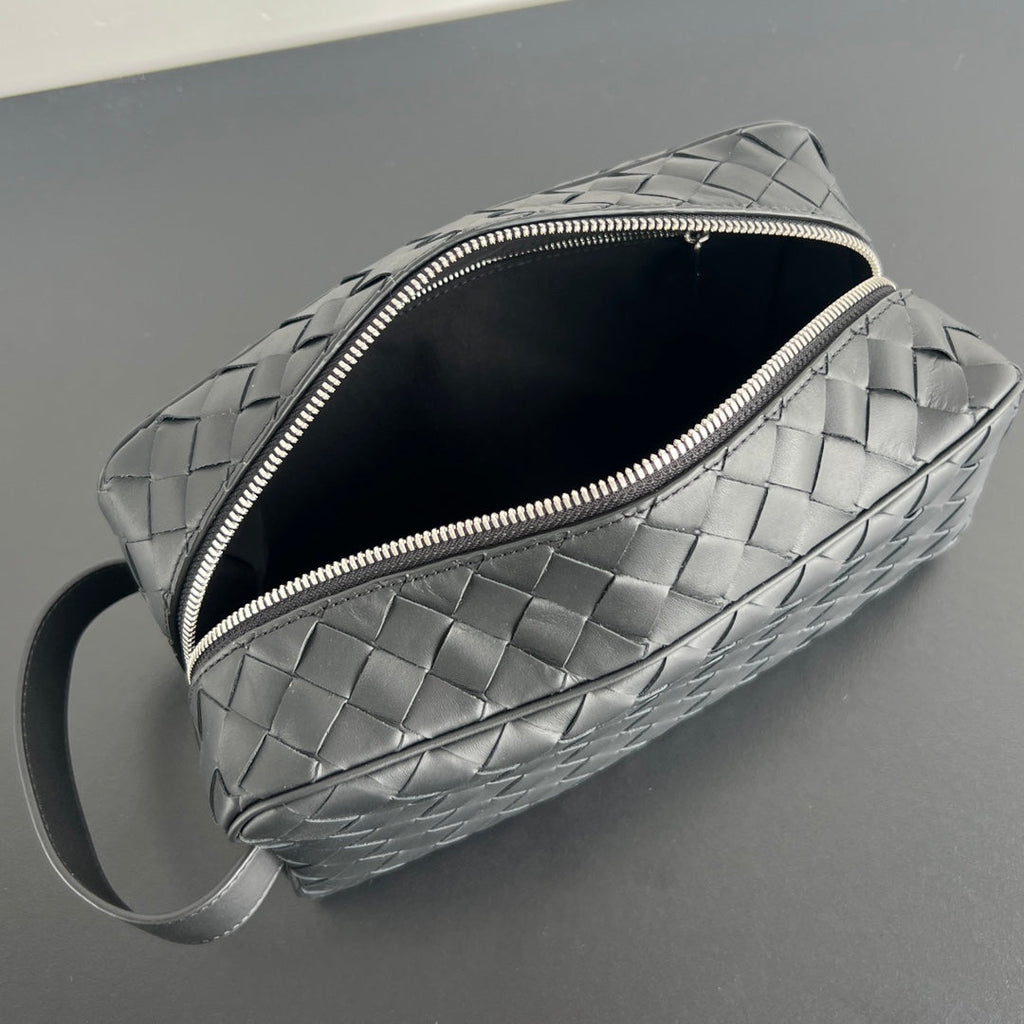 BOTTEGA VENETA INTRECCIATO CLUTCH 26 IN BLACK CALFSKIN