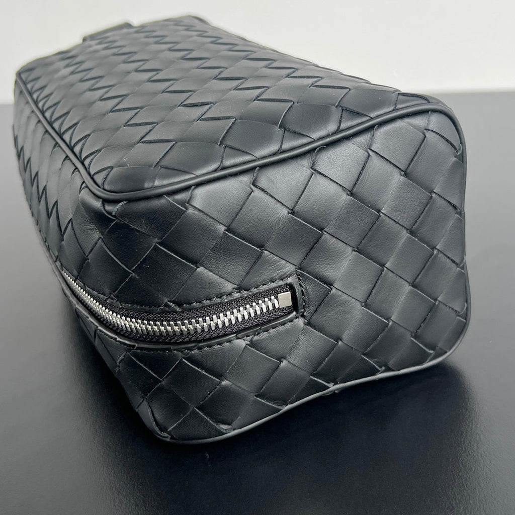 BOTTEGA VENETA INTRECCIATO CLUTCH 26 IN BLACK CALFSKIN