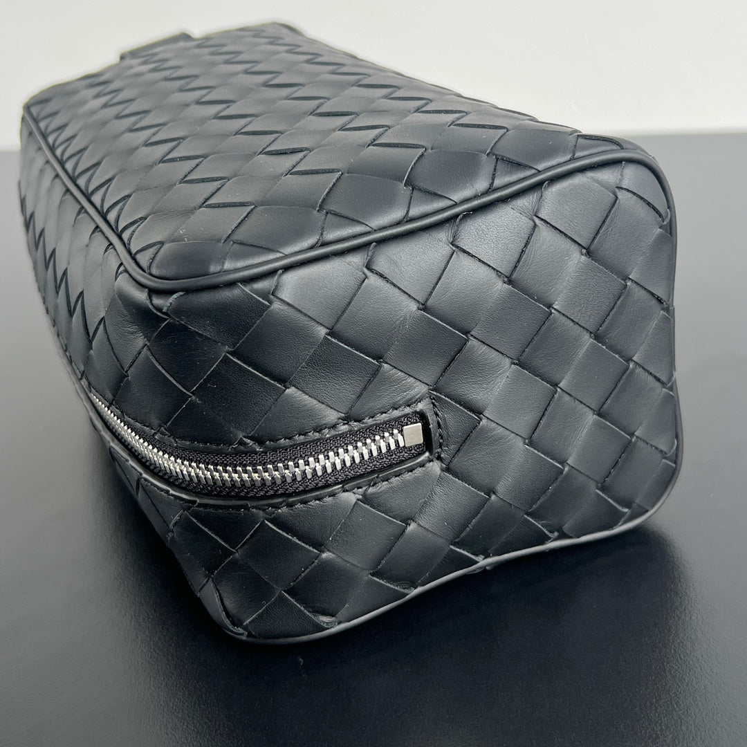 BOTTEGA VENETA INTRECCIATO CLUTCH 26 IN BLACK CALFSKIN