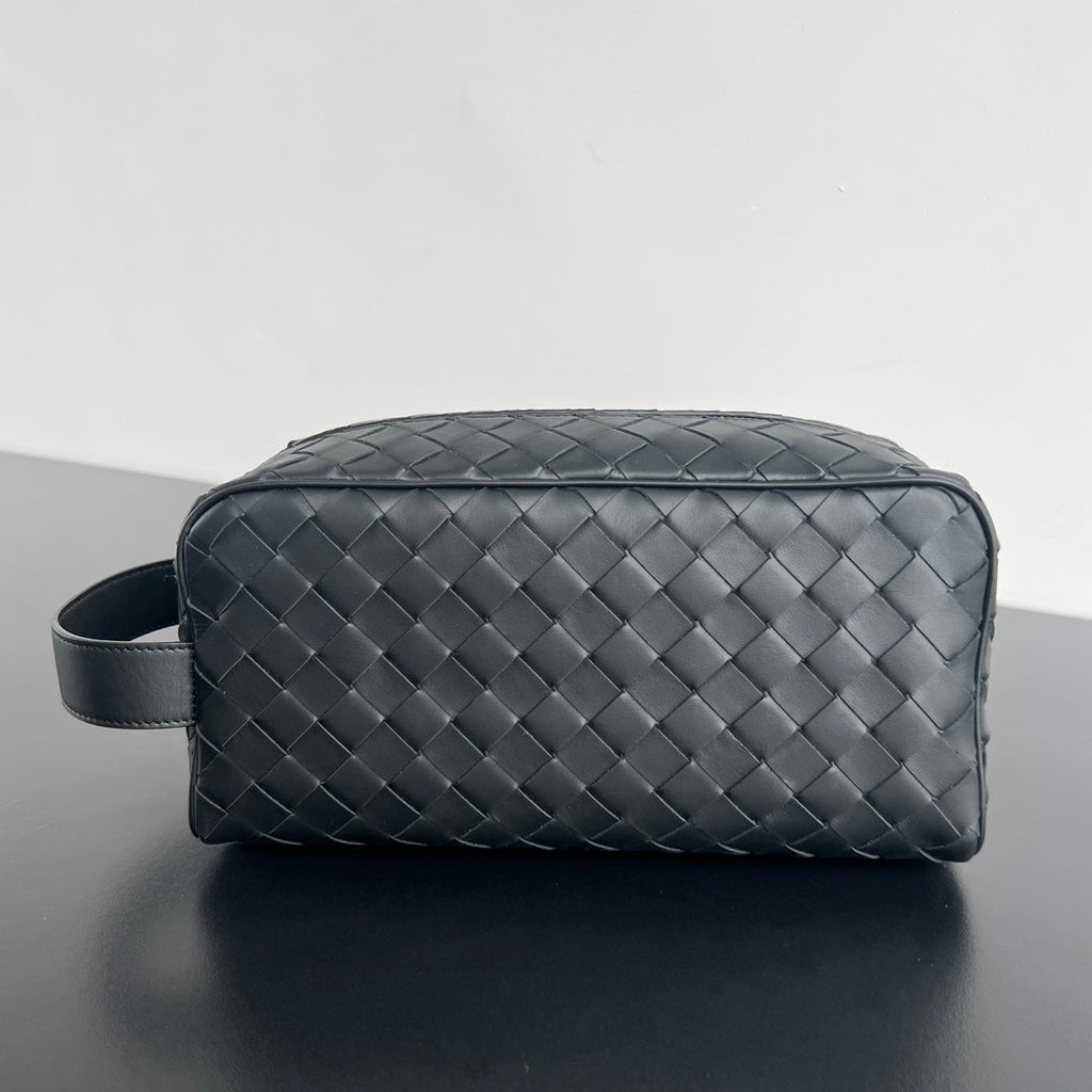 BOTTEGA VENETA INTRECCIATO CLUTCH 26 IN BLACK CALFSKIN
