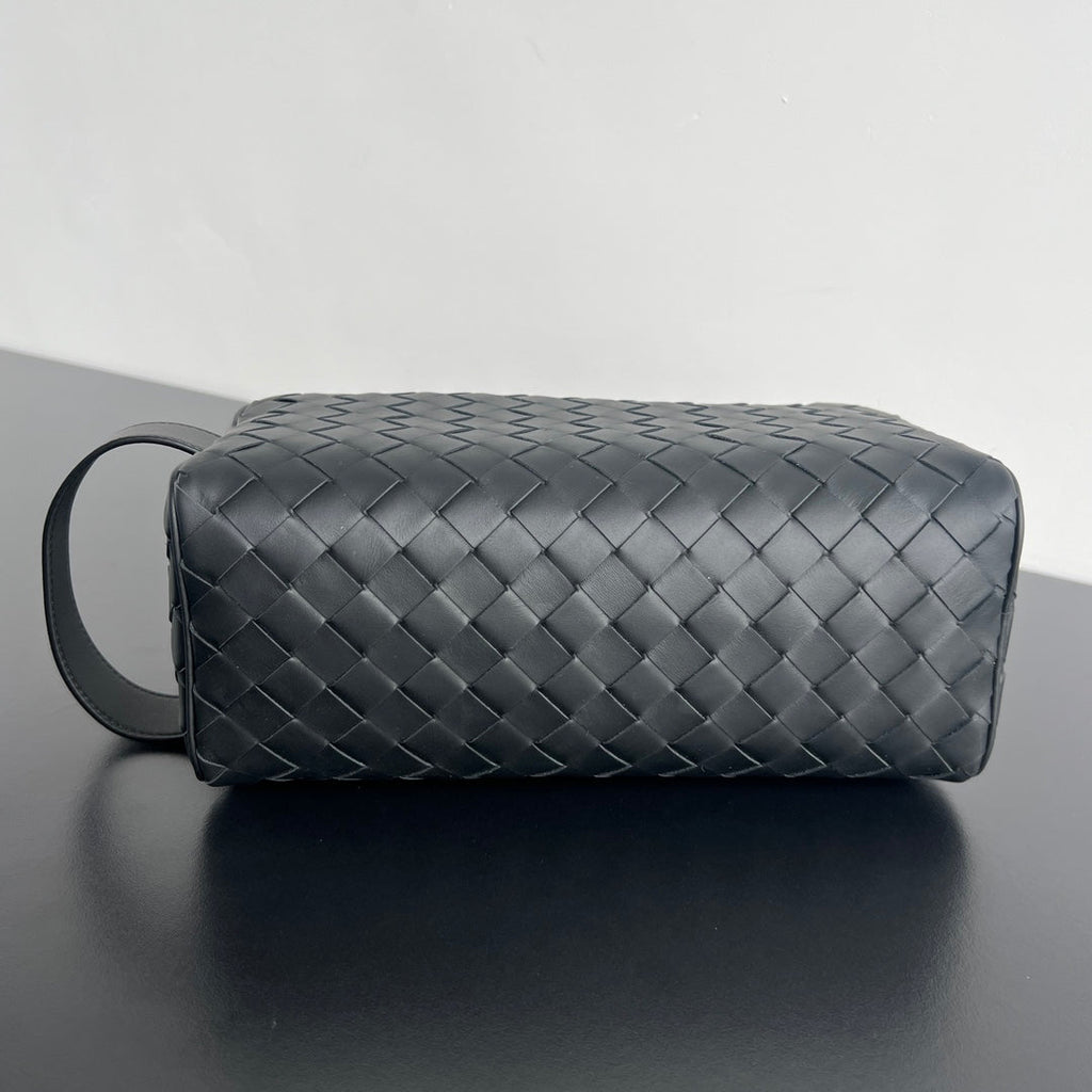 BOTTEGA VENETA INTRECCIATO CLUTCH 26 IN BLACK CALFSKIN