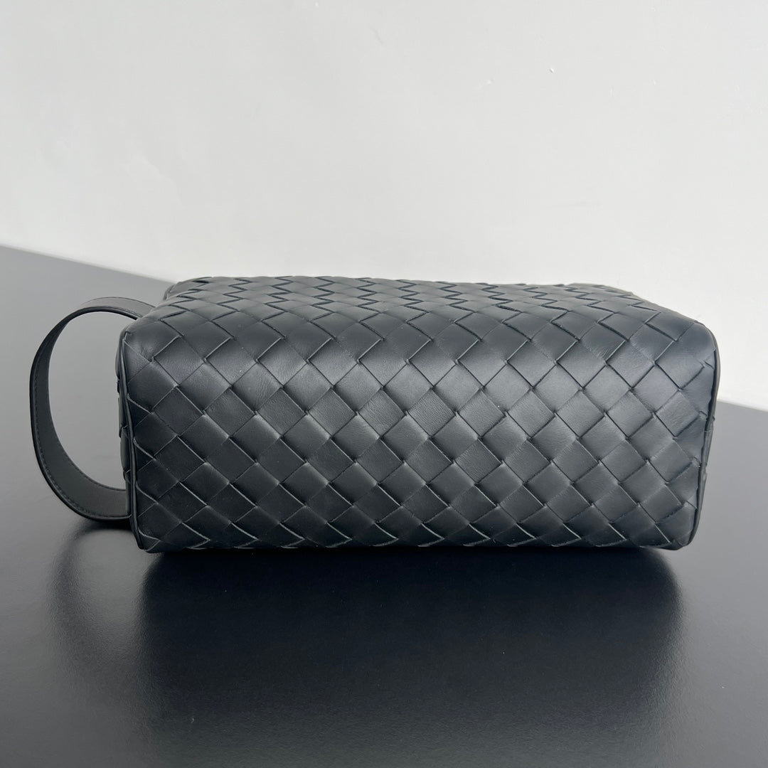 BOTTEGA VENETA INTRECCIATO CLUTCH 26 IN BLACK CALFSKIN