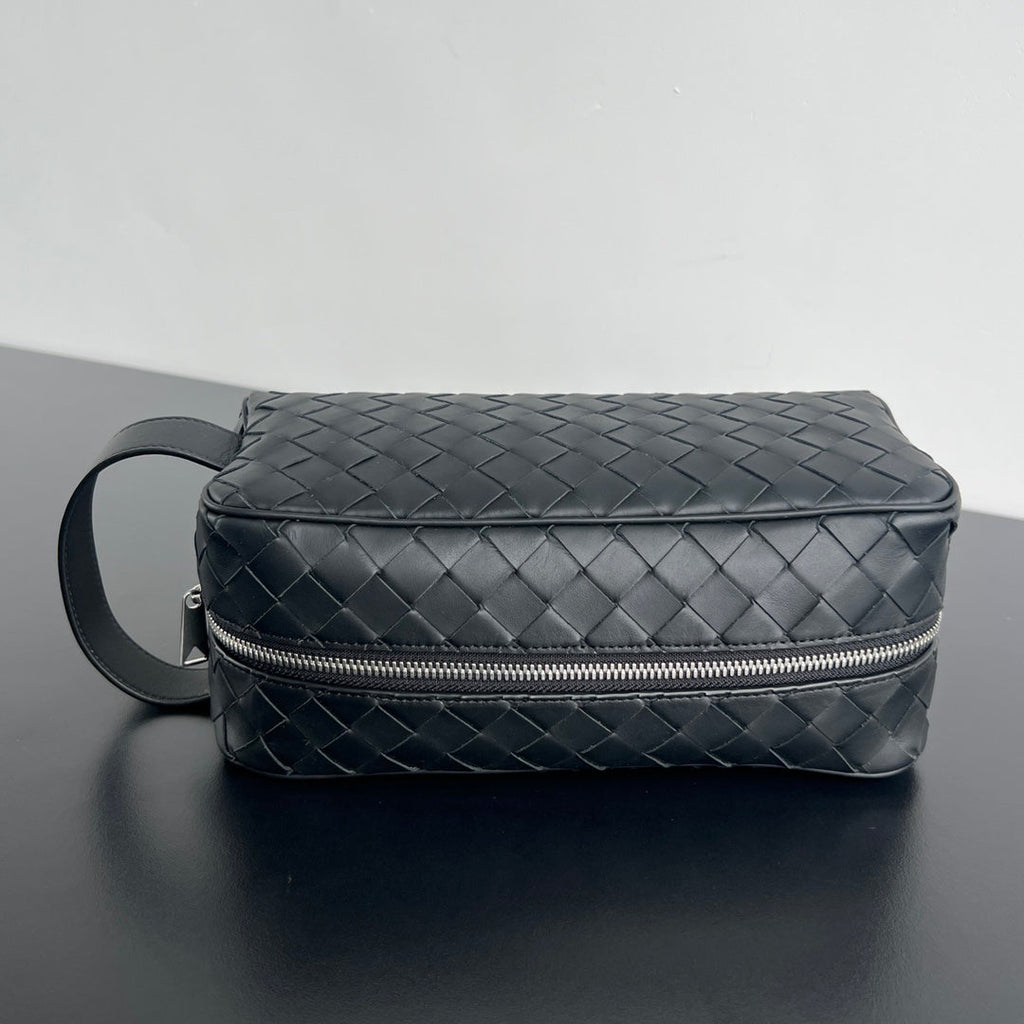 BOTTEGA VENETA INTRECCIATO CLUTCH 26 IN BLACK CALFSKIN