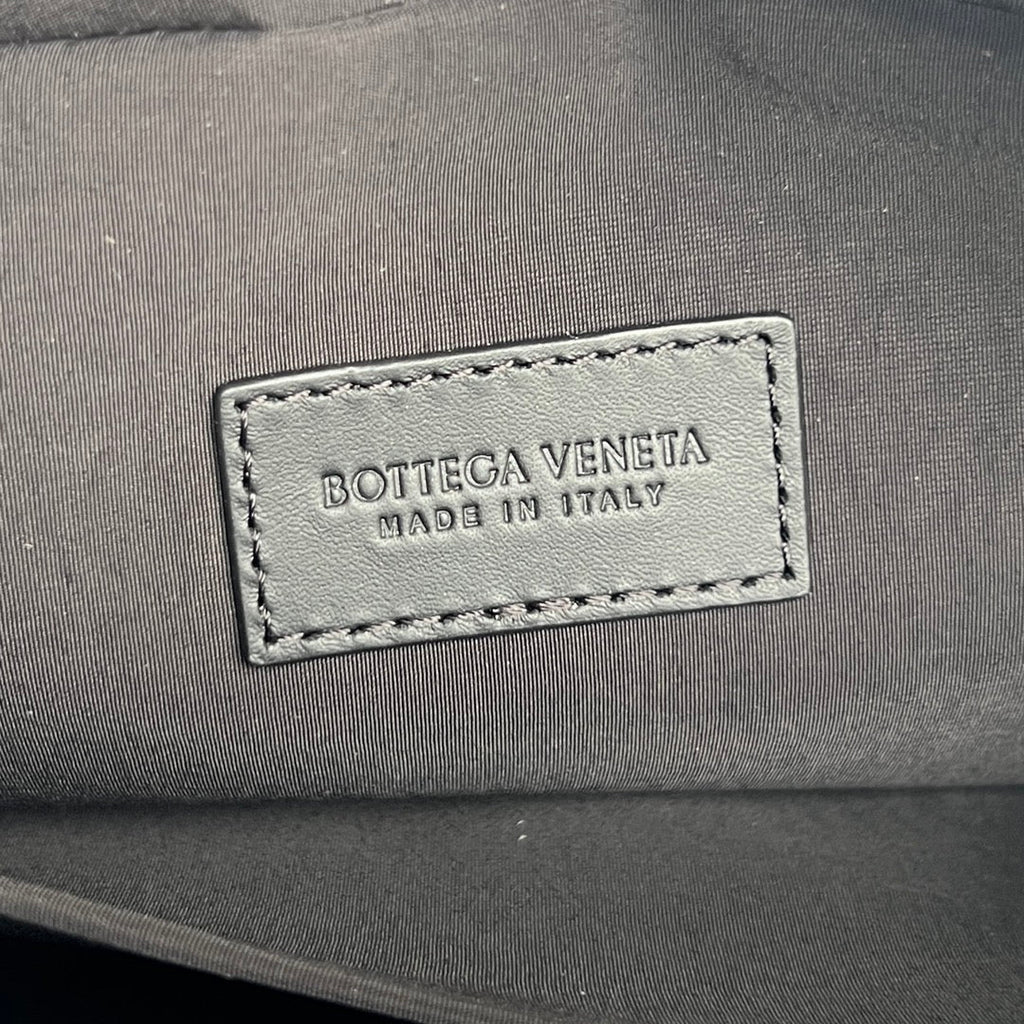 BOTTEGA VENETA INTRECCIATO CLUTCH 26 IN BLACK CALFSKIN
