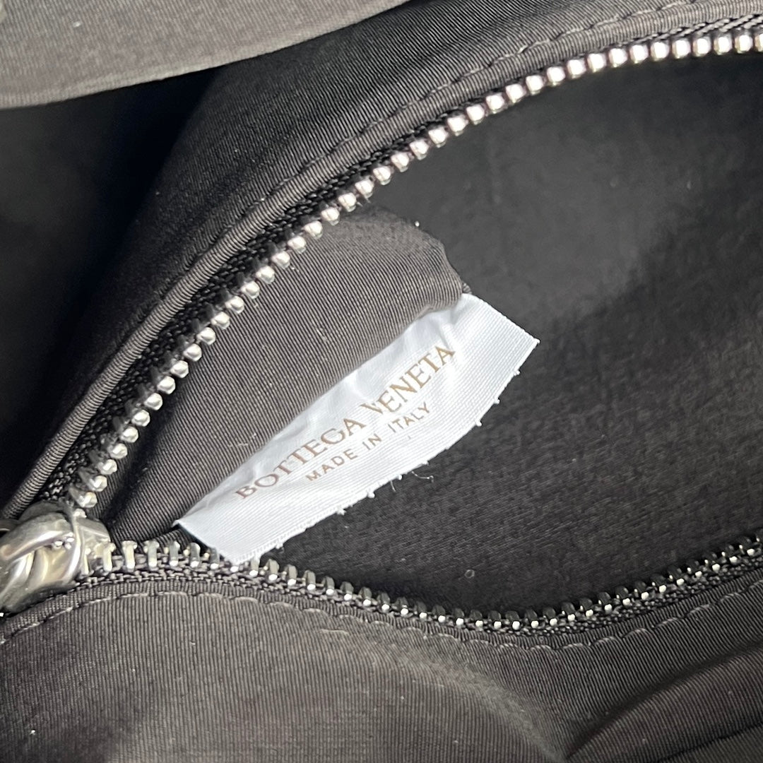 BOTTEGA VENETA INTRECCIATO CLUTCH 26 IN BLACK CALFSKIN